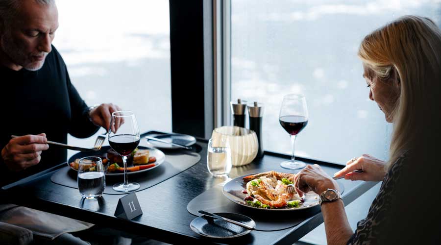 Meal with a view bij HX Expedities Culinaire verzorging aanboord bij HX Expedities