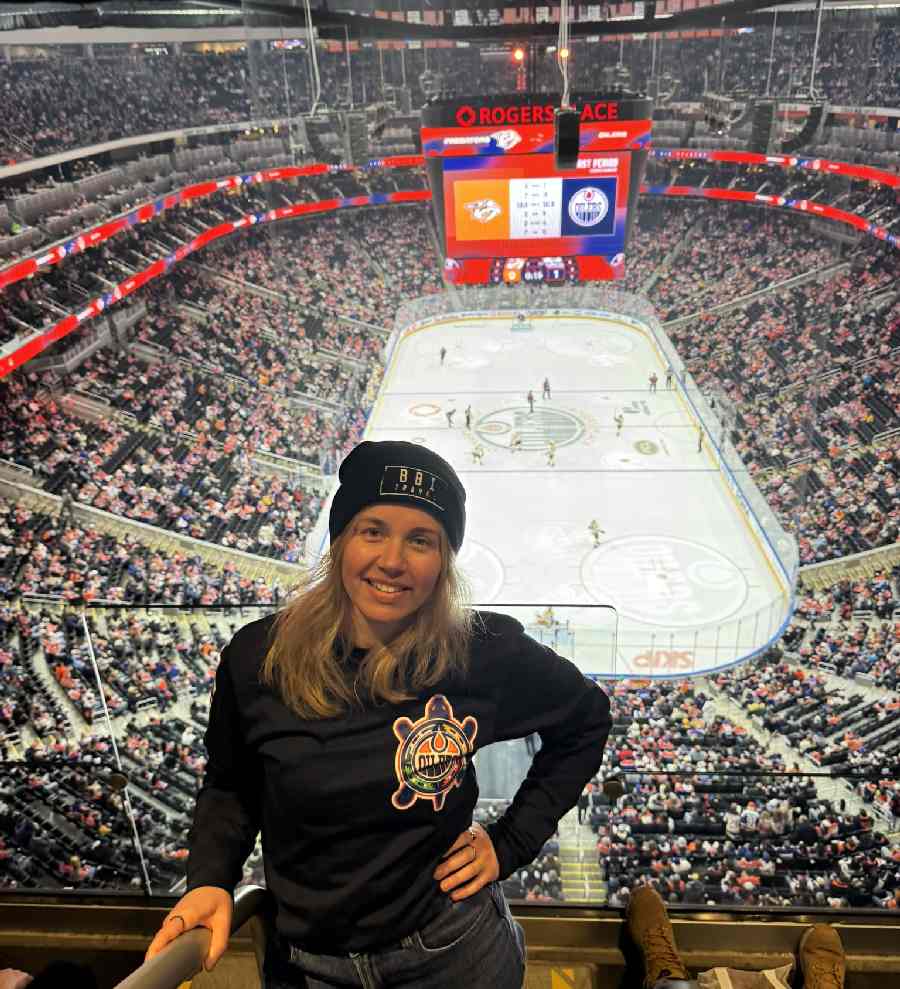 Vrouw bij ijshockeywedstrijd van de Edmonton Oilers