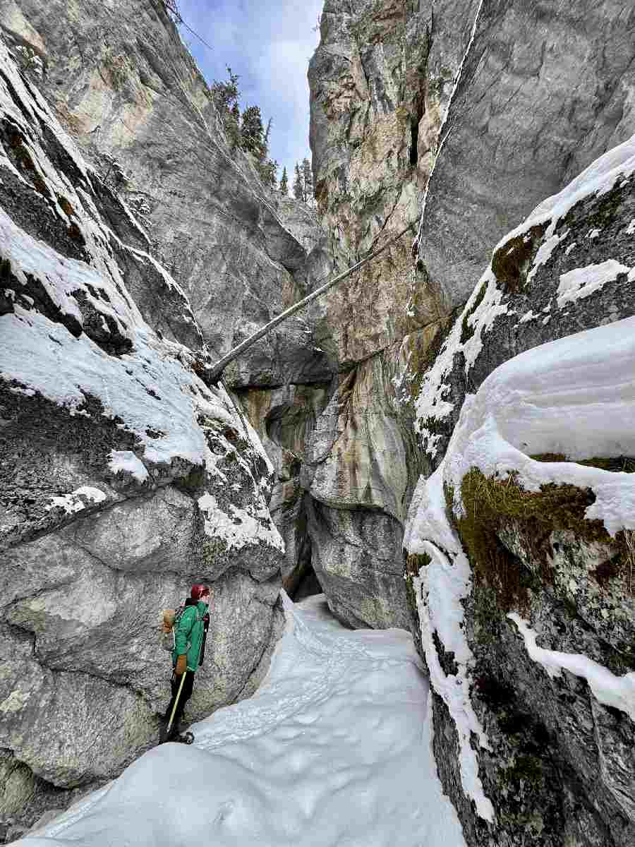 Man tussen hoge wanden van Pleckaitis Canyon