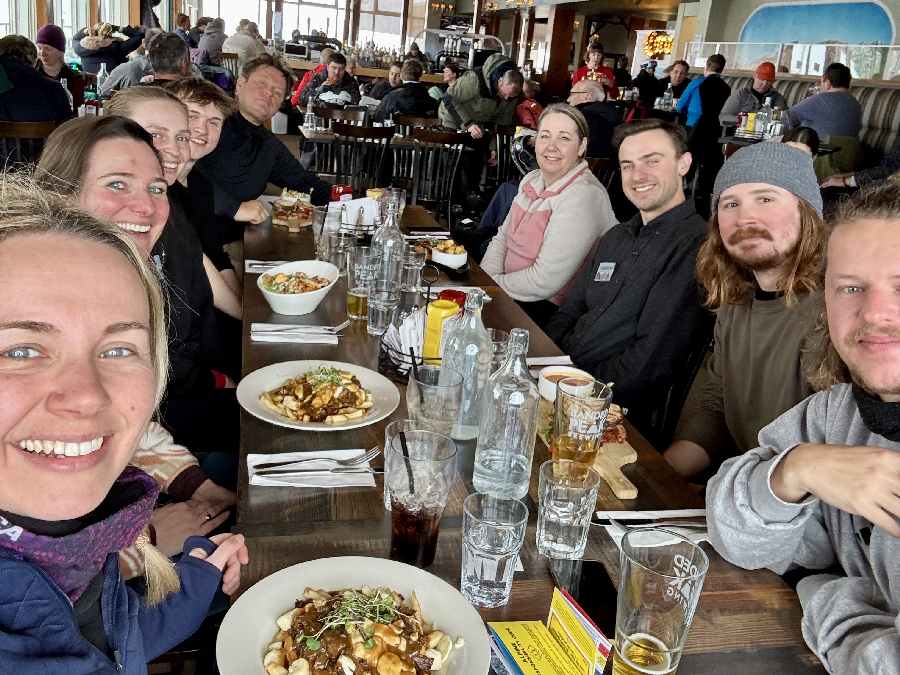 Groep aan het eten in Marmot Basin