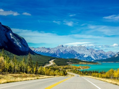 Snelweg door de Rocky Mountains in Alberta in Canada.