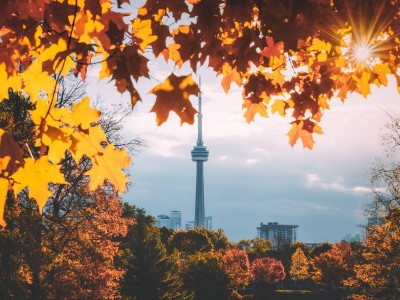 Uitzicht op de CN Tower in Toronto tijdens de herfst in Canada.