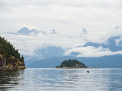 Kano op de Desolation Sound aan de Sunshine Coast in British Columbia in Canada.