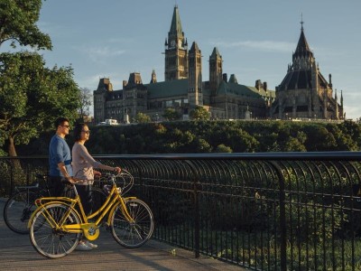 Uitzicht op het parlementsgebouw van Ottawa in Majors Hill Park in Ontario in Canada.