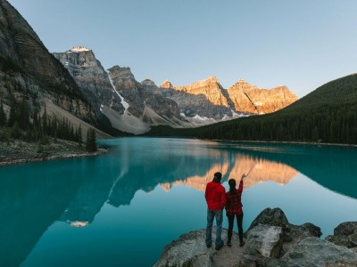 Uitzicht op Moraine Lake en de Rocky Mountains in de achtergrond in Alberta in Canada.