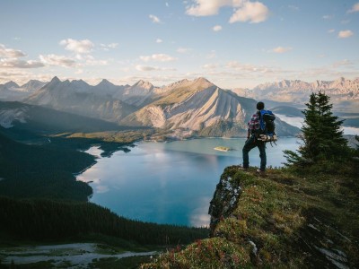 Wandelaar kijkt uit op Sarrail Ridge in Alberta in Canada.