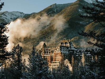 Vooraanzicht van het Fairmont Banff Springs Hotel in de Rocky Mountains in Canada.