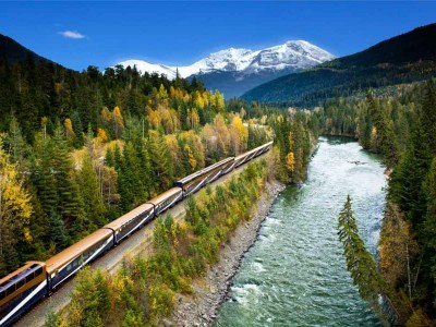 Birdseye uitzicht op de Rocky Mountaineer trein onderweg door de Rocky Mountains in Alberta in Canada.