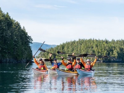 Mensen in kajaks tijdens tocht bij Vancouver Island in British Columbia in Canada.