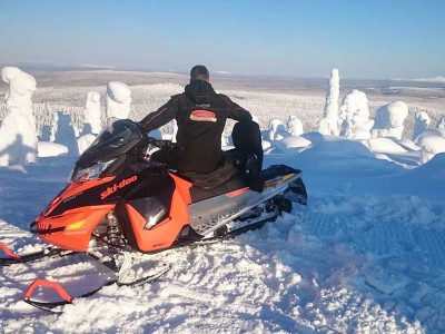 Ruka Sneeuwscootersafari naar de Russische grens