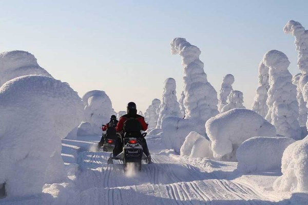 Ruka Sneeuwscootersafari naar de Russische grens