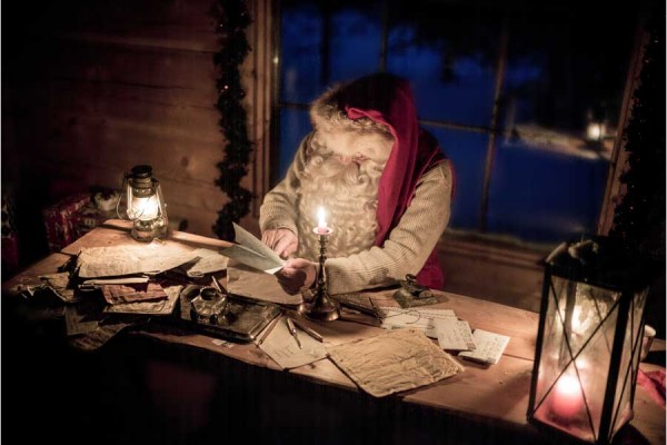 Kerstman leest brieven Rukan Salonki met BBI Travel