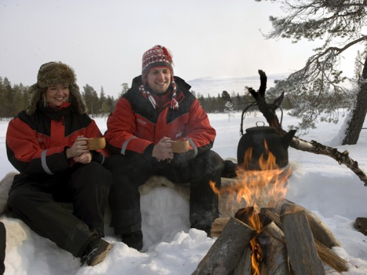 Gezellig warm worden rond het kampvuur in Levi, Fins Lapland