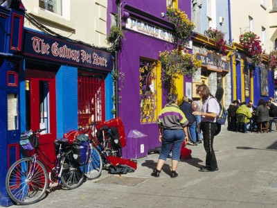Twee fietsers rusten uit bij een lokale pub in Galway