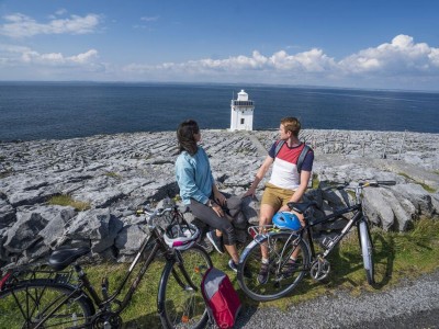 Twee fietsers rusten uit bij de kust van The Burren
