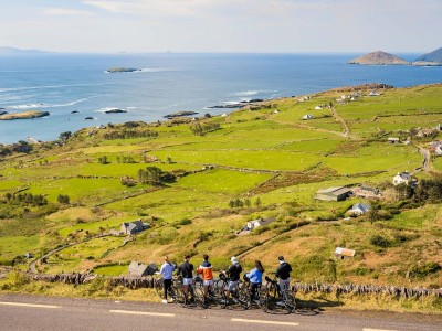 Zes fietsers die uitkijken op het landschap van Kerry