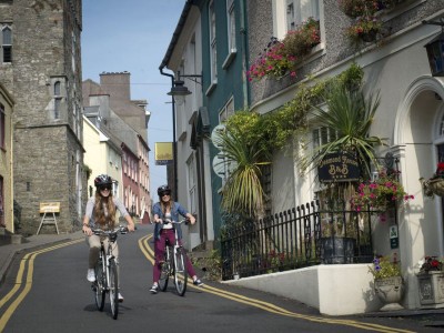 Twee fietsers over de straat in Cork City