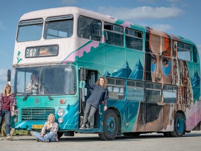 Roadtrip IJsland met kleine groep in hostelbus
