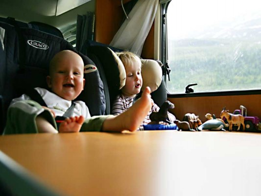 Kinderen genieten van een campervakantie in Noorwegen