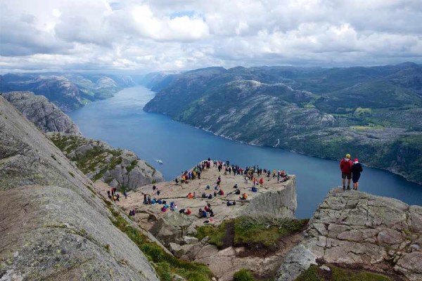 Fjord cruise Lysefjord en hike naar Preikestolen