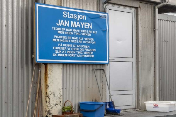 Landing op Jan Mayen - Hurtigruten expeditie reis 